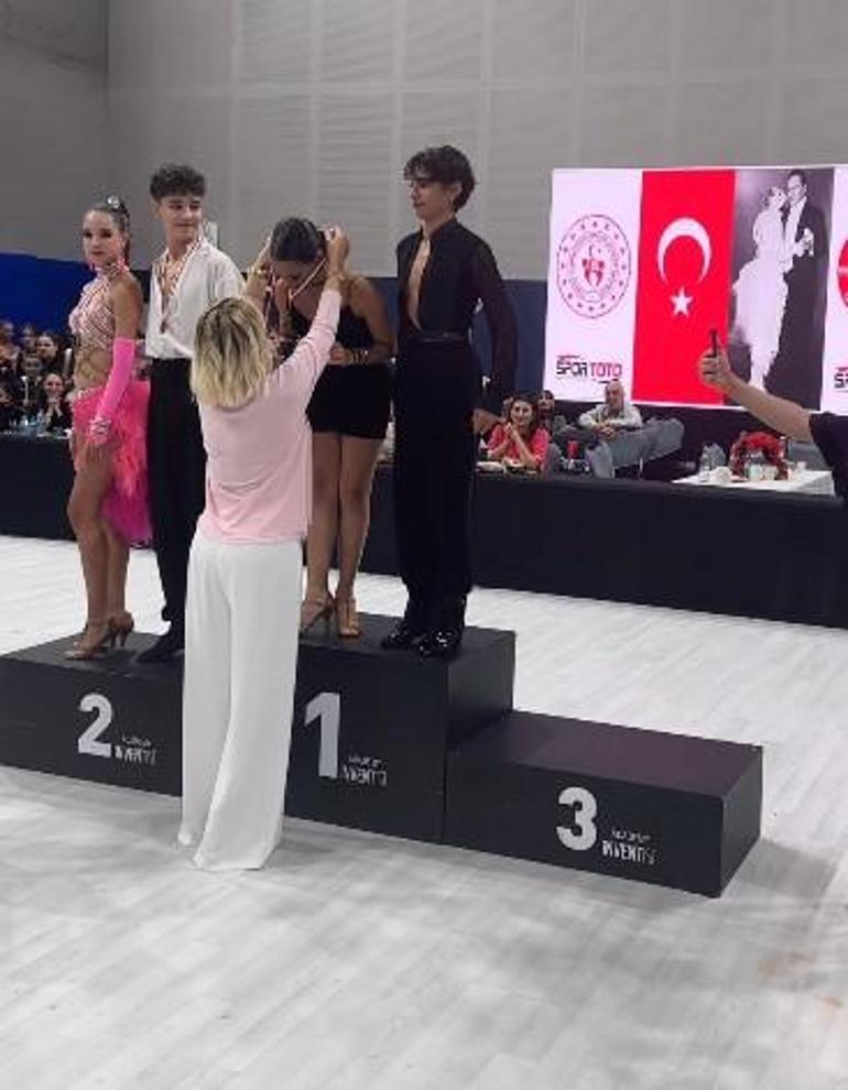 Çağlar Ökten’in oğlu dans yarışmasında birinci oldu Seda Sayan madalya taktı