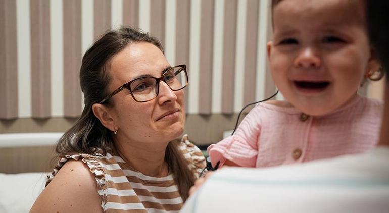 14 aylık Ukraynalı bebek anne ve babasının sesini ilk kez duydu