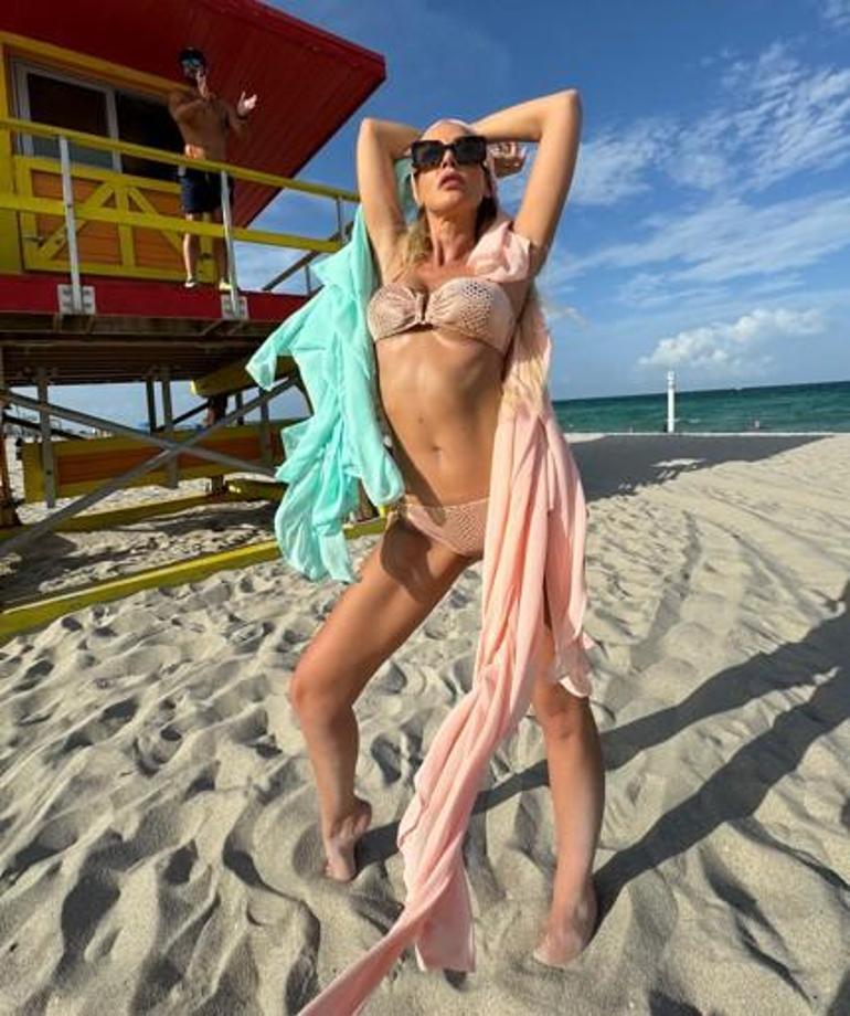 Petek Dinçöz, Miami sokaklarında gençlere taş çıkardı Bikinili hallerine beğeni yağdı