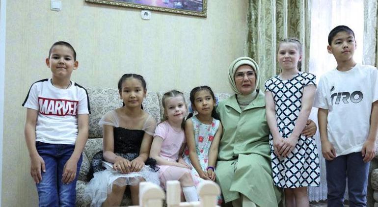 Emine Erdoğadan, Astanada yetimhane ziyareti