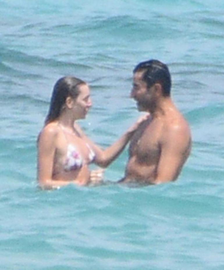 Kenan İmirzalıoğlu ile Sinem Kobal sezonu açtı Çeşmede keyifli anlar