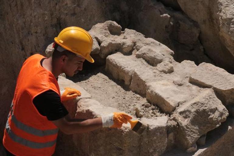 Yolun altındaki boşluklar fark edilince trafiğe kapatılıp, kazıldı Müthiş keşif