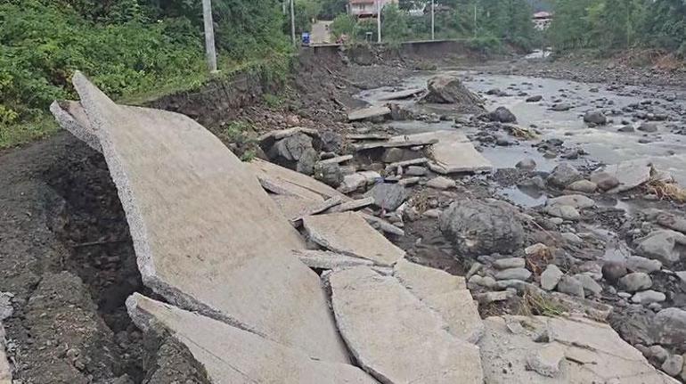 Samsunda sağanak nedeniyle yol çöktü