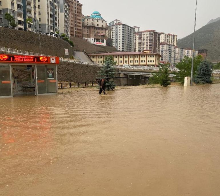 Erzurum ve Gümüşhanede sağanak yağış Kriz merkezi toplandı