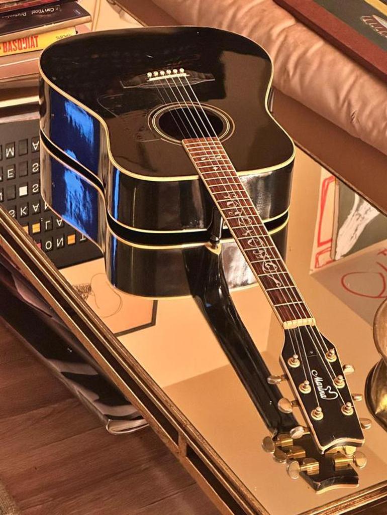 Teomanın gitarı rekor fiyata satıldı İşte enstrümanı satın alan sürpriz isim