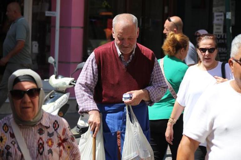 Görme engelli işportacı mendil satarak 2 ev aldı: Her gün buradayım