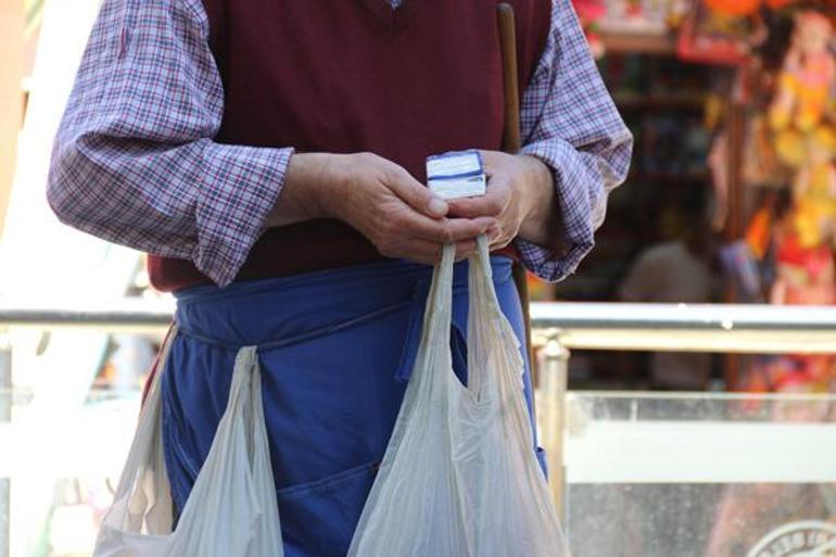 Görme engelli işportacı mendil satarak 2 ev aldı: Her gün buradayım