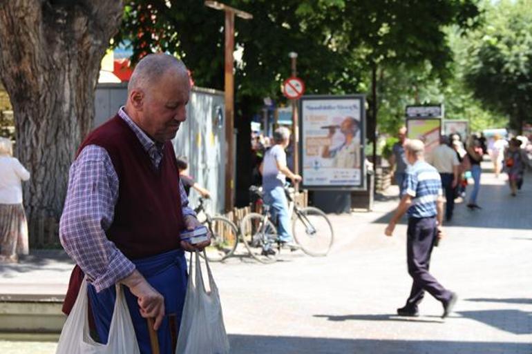 Görme engelli işportacı mendil satarak 2 ev aldı: Her gün buradayım