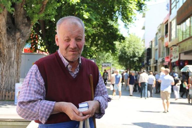 Görme engelli işportacı mendil satarak 2 ev aldı: Her gün buradayım