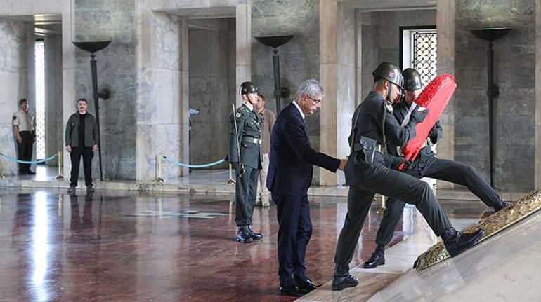 Sağlık Bakanı Memişoğlu ve beraberindeki heyet Anıtkabiri ziyaret etti