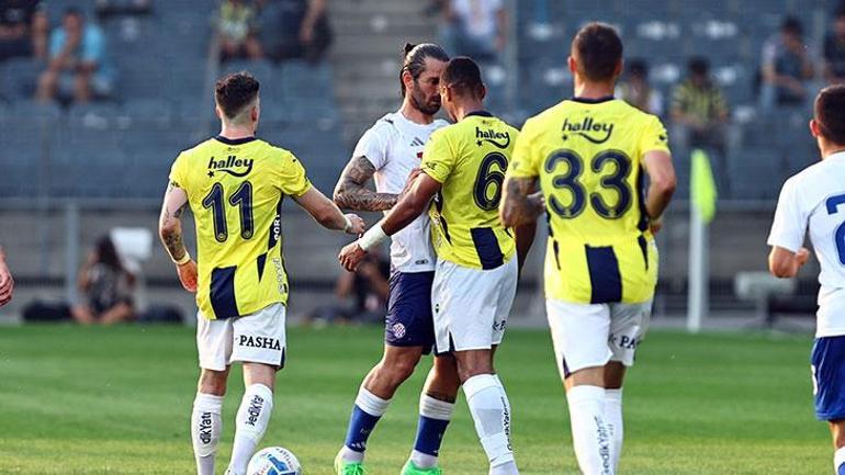 Fenerbahçe-Hajduk Split maçında sinirler gerildi Mourinho sahaya girdi