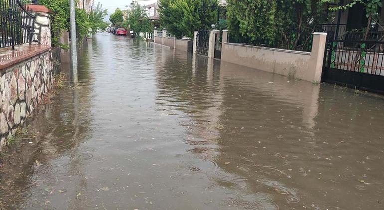 İzmirde korkunç olay Sağanaktan kaçmaya çalışırken elektrik akımına kapılıp öldüler