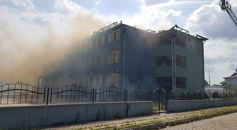 Okulun çatısı alevlere teslim oldu, Türk polisi bayrağı böyle kurtardı