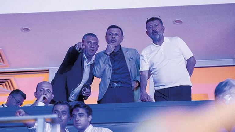 CHP lideri Özel kızı İpek Özel’in mezuniyet törenine katıldı