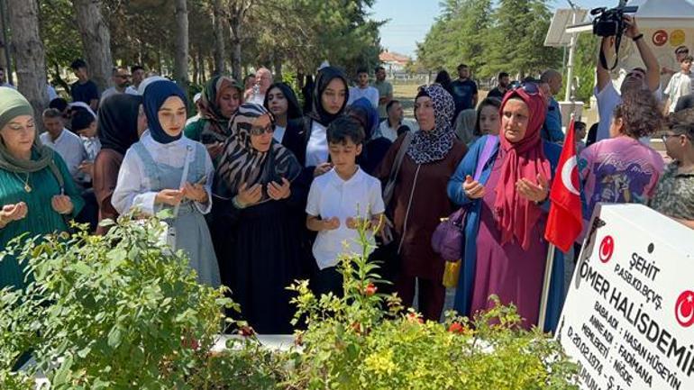 Zekai Aksakallı şehit Halisdemirin kabrini ziyaret etti: Bu ülkede Ömerler bitmez