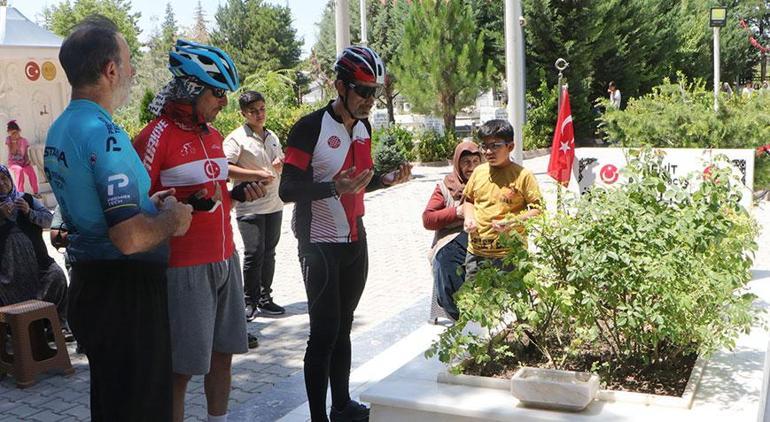 Astsubay Ömer Halisdemir’in kabrine ziyaretçi akını