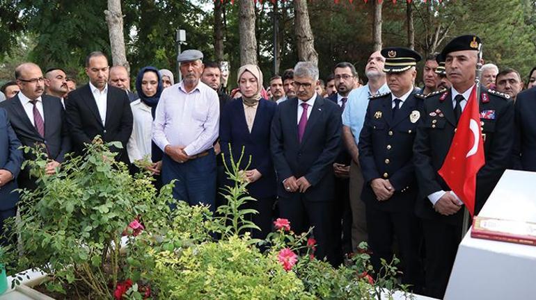 Şehit Astsubay Kıdemli Başçavuş Ömer Halisdemirin kabrinde tören düzenlendi