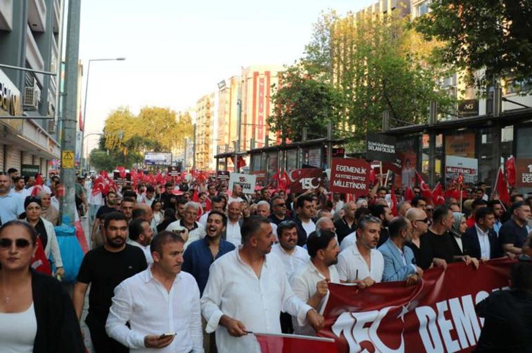 AK Parti İzmir İl Gençlik Kollarından Demokrasi Yürüyüşü