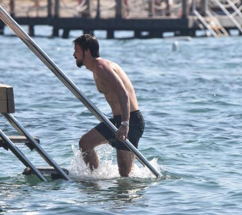 Denize girmedi, kayaların üzerine çıktı Bodrum ve Çeşmeden ünlü manzaraları