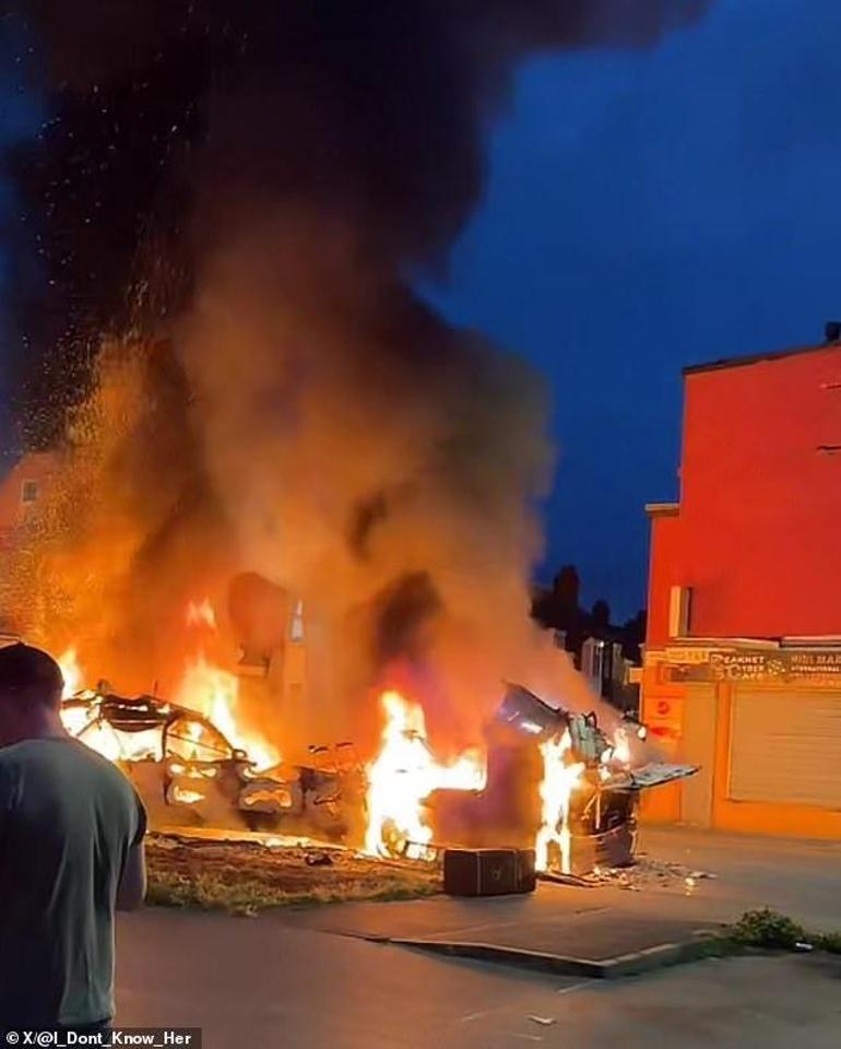 Mahallede isyan İngilterede sokaklar savaş alanına döndü