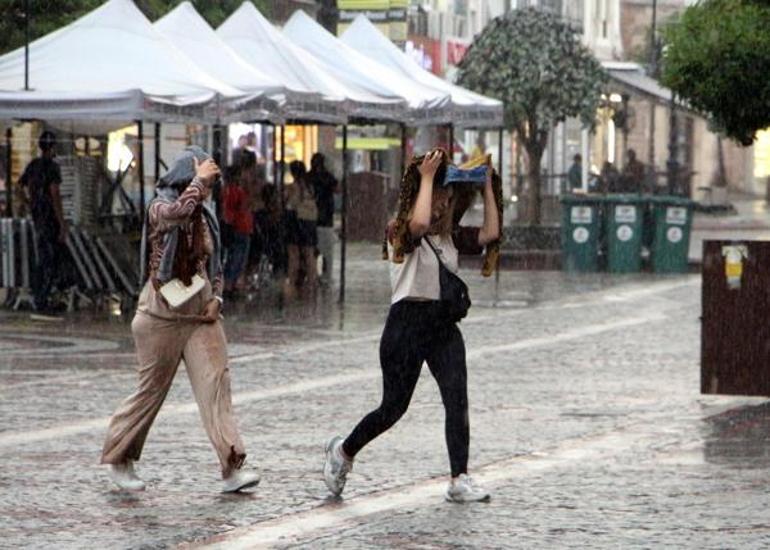 Edirnede kuvvetli sağanak: Vatandaşlar zor anlar yaşadı