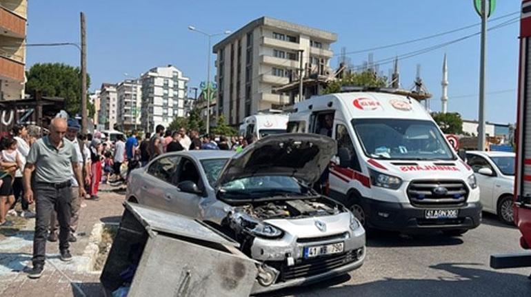 Kocaelide feci kaza Savrulan araç yayalara çarptı