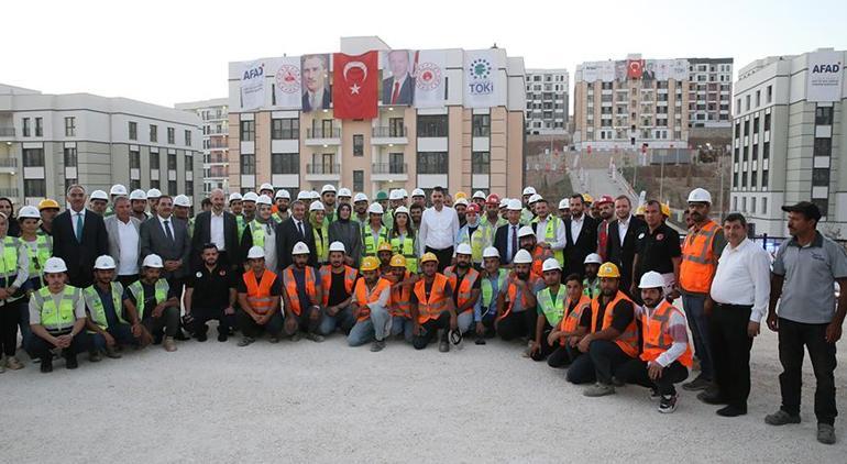 Bakan Kurum Şanlıurfada deprem konutlarını inceledi