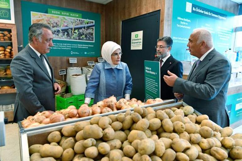 Emine Erdoğan atıksız alışverişi teşvik eden marketi ziyaret etti