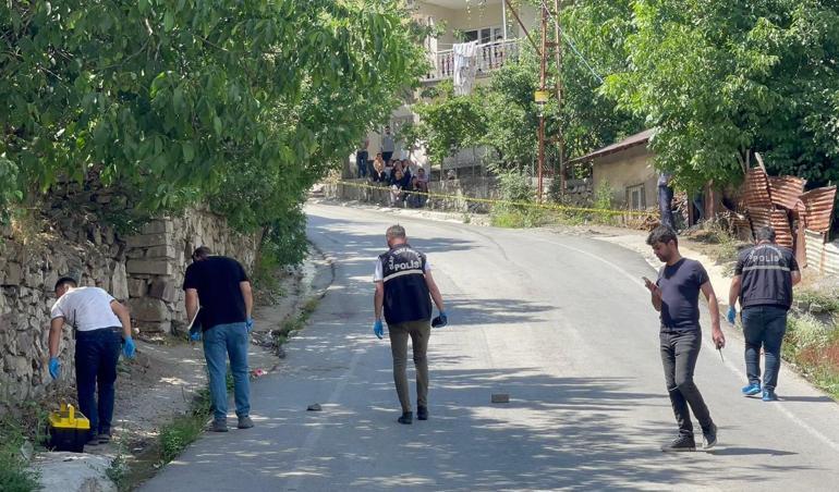 Hakkaride evlat vahşeti Babasını öldürüp, kardeşini ağır yaraladı