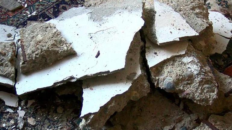 Güngörende 47 yıllık binanın tavan betonu döküldü, midye kabukları ortaya çıktı