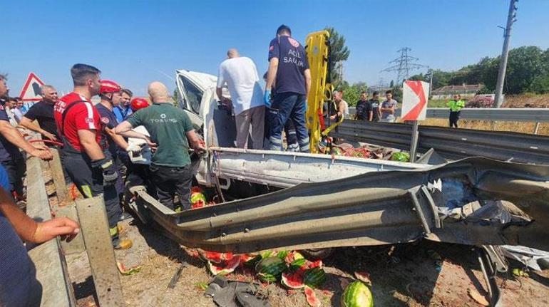 Karpuz yüklü kamyonet kaza yaptı Ortalık resmen savaş alanına döndü