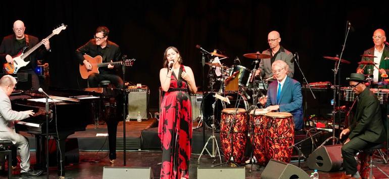 Pink Martini İstanbulda müzikseverlerle buluştu