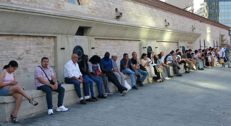 Taksim’de yerli ve yabancı turistlerin sıcak ile imtihanı