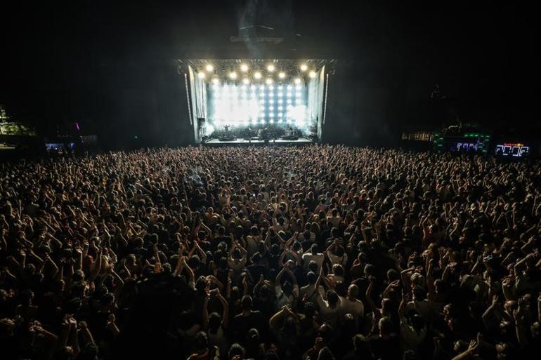 İngiliz müzik grubu İstanbulda konser verdi Sahneye Filistin kefiyesi takarak çıktı