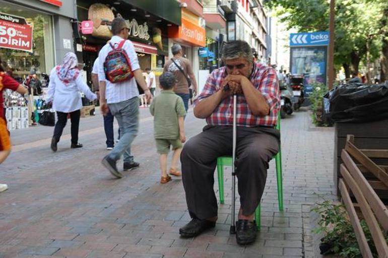 36 yıldır oturarak uyuyan adam: Bugün de sağ çıktım diyerek şükrediyorum