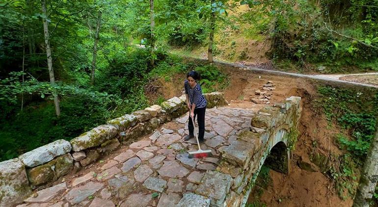 Baba ile kızı el ele verdi 1,5 asırlık kemer köprü ortaya çıktı