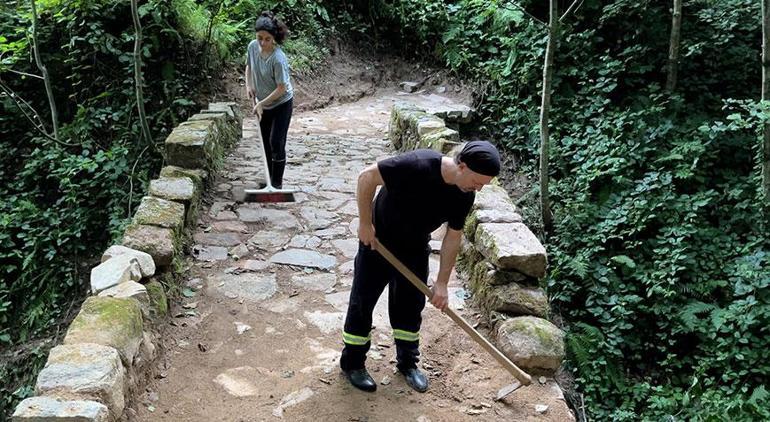 Baba ile kızı el ele verdi 1,5 asırlık kemer köprü ortaya çıktı