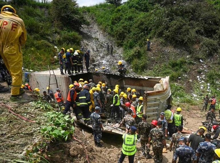 Nepaldeki uçak kazasından ilk görüntüler 18 kişi öldü, bir tek pilot hayatta kaldı