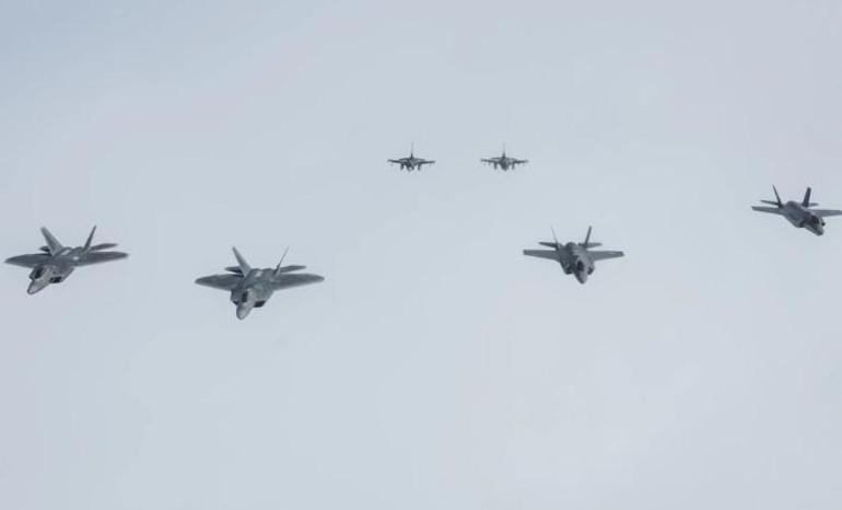 F-16 ve F-35ler Rusya ve Çin için havalandı Süper güçler karşı karşıya, tarihte bir ilk