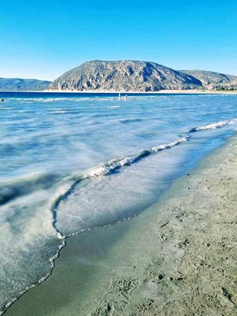 Salda Gölü karardı Bilim insanları tepkili: Neden ayağınız eliniz değmesin dedik