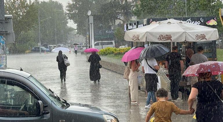 Yağmura aniden bastırdı, vatandaşlar nefes aldı