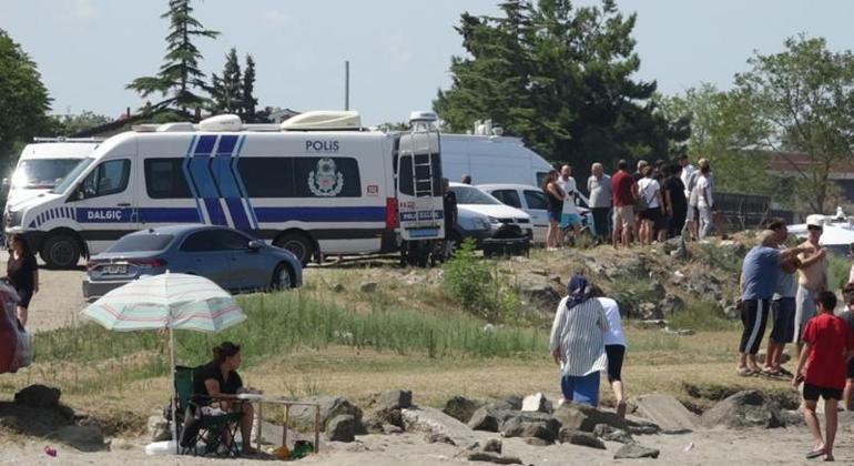 Tatile gelmişti feci olay Baba dalgalarla açığa sürüklendi, oğlunu sahildekiler kurtardı