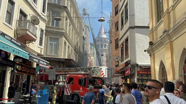 Son dakika... Beyoğlunda 3 katlı binada yangın paniği