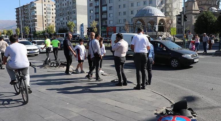 Freni boşalan halk otobüsü kaldırımda yayalara çarptı Yaralılar var