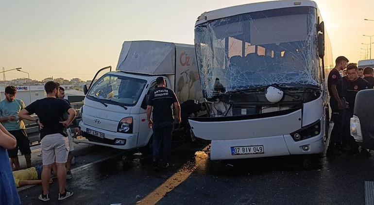 Yolda duran kamyonete tur midibüsü çarptı 1 ölü, 3 yaralı var