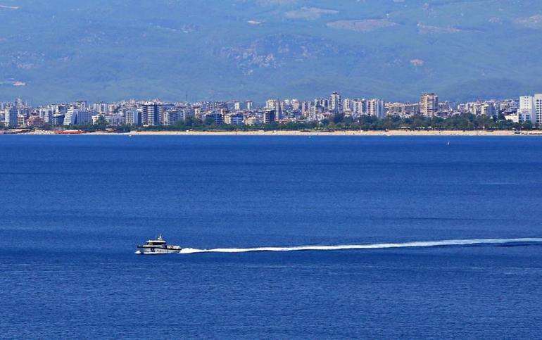 Antalyada yüzen 3 kişi kıyıya dönmedi ihbarı ekipleri harekete geçirdi