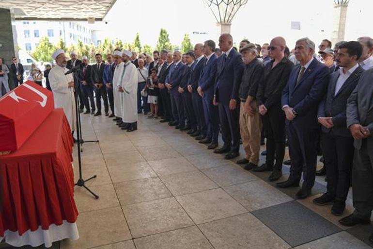 Kenan Işık son yolculuğuna uğurlandı Fotoğrafını hiç göremediği torunu taşıdı