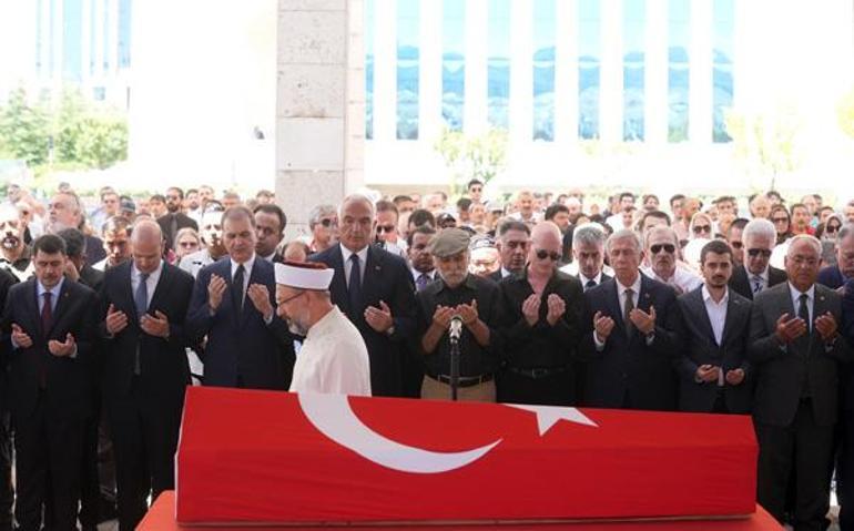 Kenan Işık son yolculuğuna uğurlandı Fotoğrafını hiç göremediği torunu taşıdı