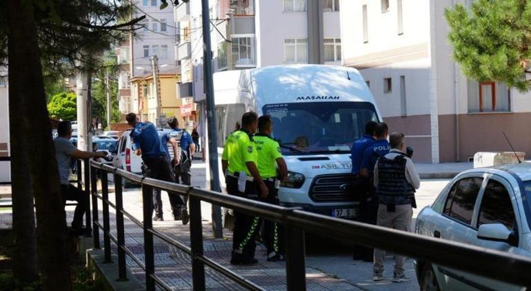 Kentte silahlı saldırgan dehşeti 2 polisi yaraladı, ailesini rehin aldı