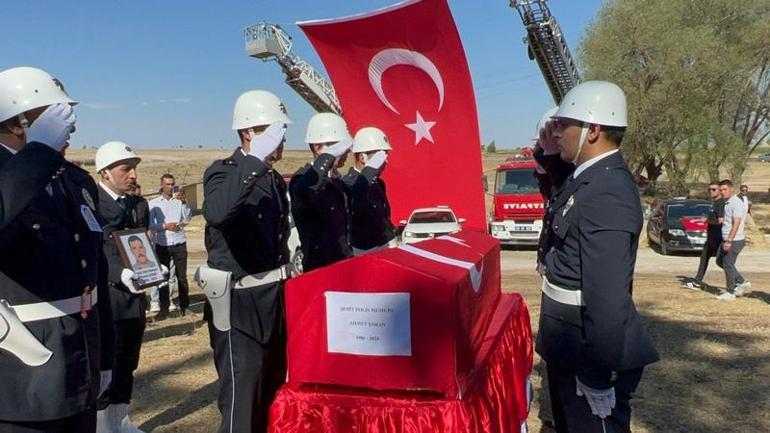 Yürek dayanmaz Şehit babasını son yolculuğuna fotoğrafını öperek uğurladı